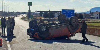 Aksı kırılan pikap takla attı