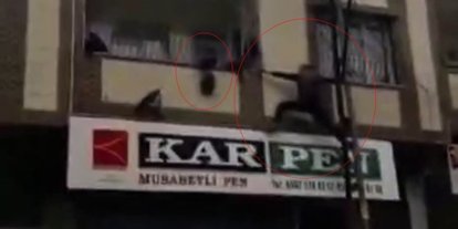 Gaziantep’te yürekleri ağza getiren an: Balkonda asılı kalan çocuğu kurtardı