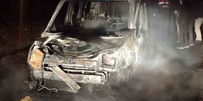 Seyir halindeki hafif ticari araç alev topuna döndü