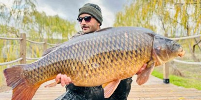 Yakaladıkları dev gibi sazan balığını suya geri bıraktılar