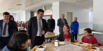 Arpaçay Kaymakamı öğrencilerle öğle yemeğinde buluştu