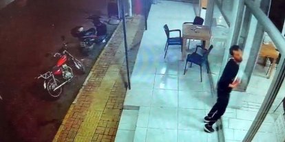 Kendi sildiği camı fark etmeyip yüzünü çarpan garson neye uğradığını şaşırdı