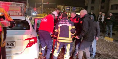 Otomobil tırın dorsesine saplandı:1 yaralı