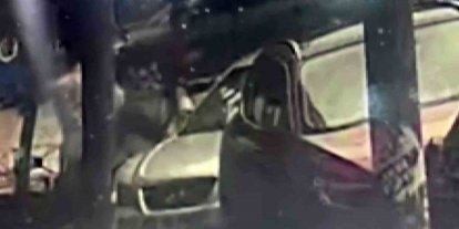 Park halindeki otomobilin dikiz aynasını tekme atıp kırdı