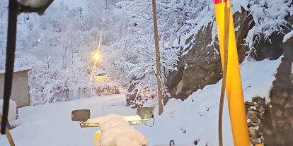 Hakkari’de karla mücadele ekibi gece kar mesaisinde