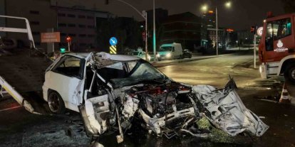 Avcılar’da hatalı dönüş yapan kamyona çarpan otomobil hurdaya döndü: 1 ölü, 1 yaralı