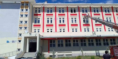 Çiftlik Anadolu İmam Hatip Lisesi’nde örnek davranış: Okul Müdür Yardımcısı binayı kendi boyadı
