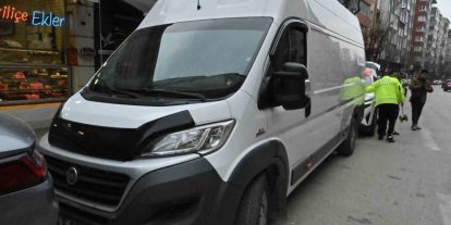 Kamyonet sol şeritte taksiden inen kadının ayağını ezdi