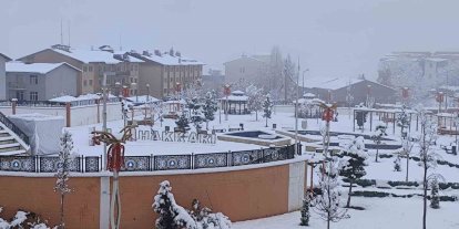 Hakkari’de kar yağışı kartpostallık manzaralar oluşturdu