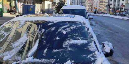 Hakkari’de araç camları buz tuttu