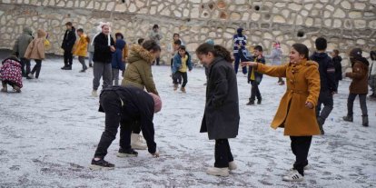 Bayburt’ta mevsimin ilk karı düştü: Öğrenciler bahçeye koştu