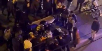 Kaza yapan motosiklet sürücüsünün acılar içinde bağırması kameraya yansıdı