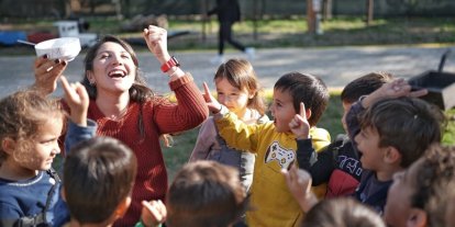 Minik eller tohumları toprakla buluşturdu