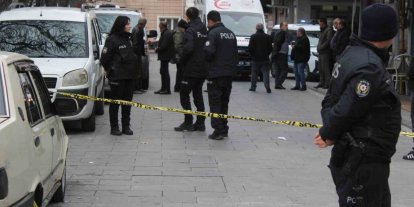 Yoldan geçenleri bıçakladı: 1’i ağır 3 yaralı