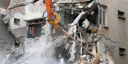 Sındırgı’da depremin izleri siliniyor