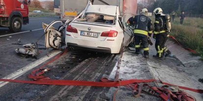 Otomobiliyle tırın altına giren 18 yaşındaki sürücü hayatını kaybetti