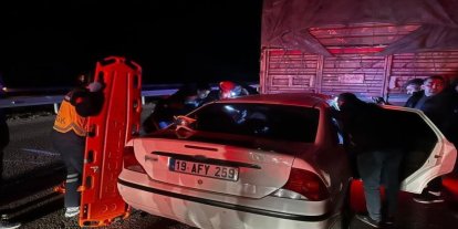 Tıra çarpan otomobil hurdaya döndü: 1 ölü