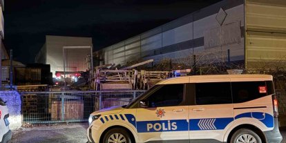 Atık maddeler alev aldı, fabrikaya sıçrayan yangın büyümeden söndürüldü