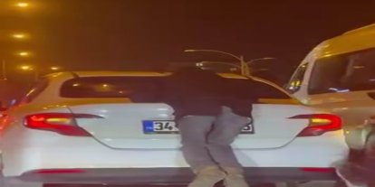 Otomobilin arkasına tutundu, hem kendini hem trafiği tehlikeye attı