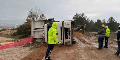 Devrilen kamyonda sıkışan sürücüsü yaralandı