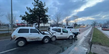 Bolu’da 4 araç zincirleme kazaya karıştı, trafik kilitlendi