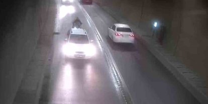 Tünelde bir anda duran otomobile motosiklet çarptı: Kaza anı kamerada
