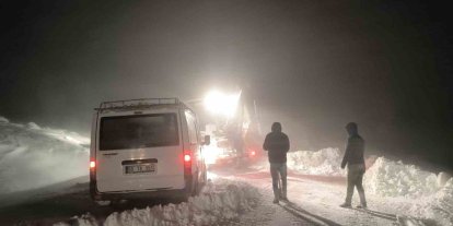 Muş’ta köy yolunda mahsur kalan 7 kişi kurtarıldı