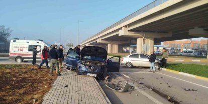 Dur levhasına uymadı, kavşakta kaza: 1 yaralı