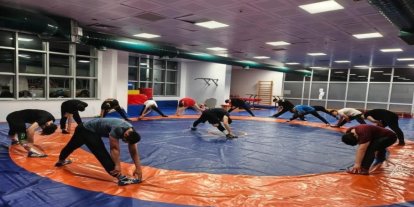 Güreş minderinde güç ve teknik bir arada