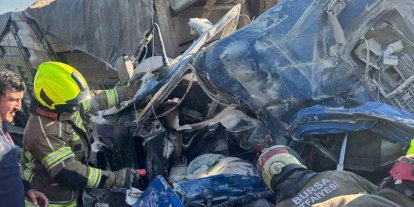 Bariyerlere saplanıp demir yığınına dönen kamyon kabininde can pazarı