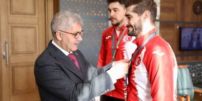 Niğdeli milli güreşçilerden Vali Çelik’e ziyaret