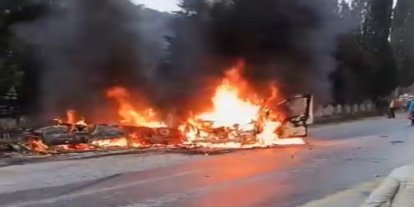 Kafa kafaya çarpışan araçlar çıkan yangında küle döndü