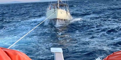 Datça açıklarında sürüklenen yelkenli tekne kurtarıldı