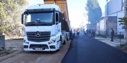 Erenler’de iki mahallede asfalt serim çalışmaları sürüyor