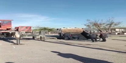 Okul bahçesinde çökme sonucu çukura düşen kamyon vinçle çıkarıldı