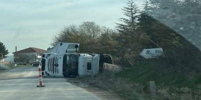 Çaycuma’da kontrolden çıkan tır devrildi