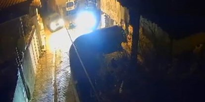 Husumetlisinin park halindeki aracına zarar verdi