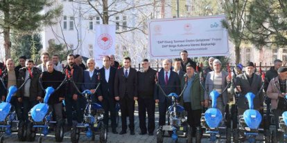 Elazığ’da çiftçilere çapa makinesi dağıtıldı