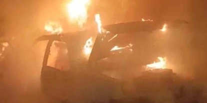 Park halindeki otomobil alev topuna döndü