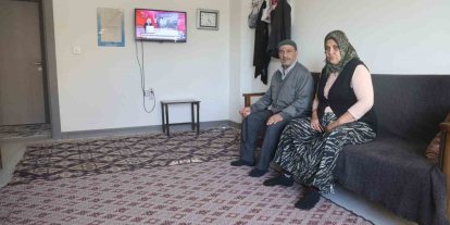 Yuvasına kavuşan depremzede vatandaş, "Bakanımız Murat Kurum gibi şantiye şefine can kurban"