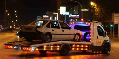 Kontrolden çıkan otomobil zincirleme kazaya neden oldu