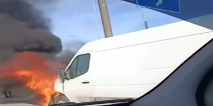 Alev alan servis minibüsü küle döndü