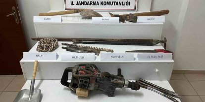 Gaziantep’te kaçak kazı yapan 4 şahsı jandarma suçüstü yakaladı