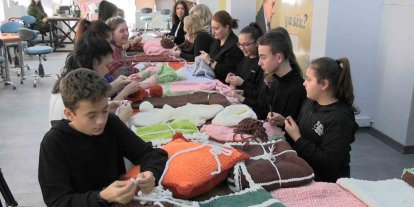 Edirne’de ilmekler iyilik için atılıyor: Çocuklar örüyor, anneler birleştiriyor