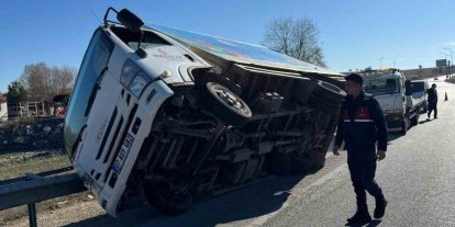 Yan yatan kamyonette 2 kişi yaralandı