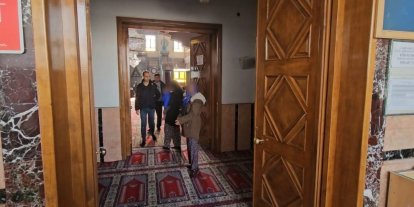 Zabıtayı gören dilenciler camiye kaçıp cemaatin arasına karıştı