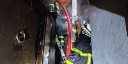 Zonguldak’ta alevler geceyi aydınlattı, itfaiye papağanı yangın ortasından kurtardı