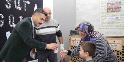 Öğrencilere süt ve simit ikramı