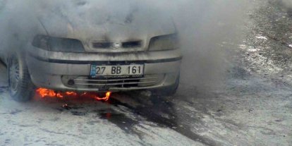 Kars’ta park halindeki otomobil alevlere teslim oldu