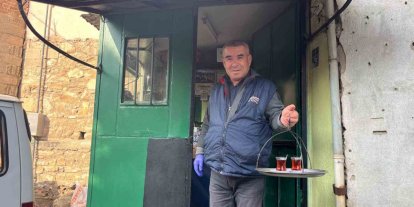 50 yıllık çay ocağında baba mesleğini sürdürüyor